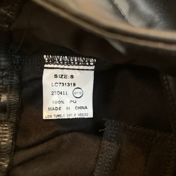 NWT Faux Leather high waisted Black pleated shorts size S - Picture 3 of 7